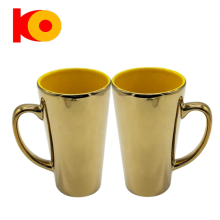 Золотая и внутренняя индивидуальная цветная полная чашка